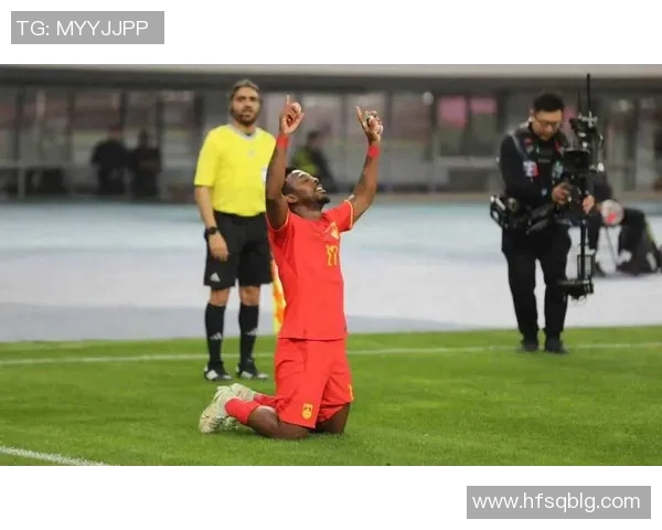 足球明星抵达新城市下飞机瞬间引发粉丝热烈追捧现场气氛火爆不容错过